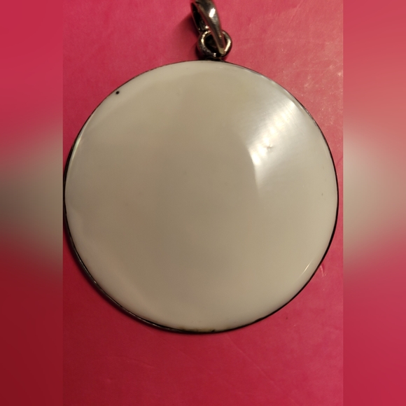 Set of 3 silver pendants. One has crushed opal one mother of pearl - Picture 3 of 7